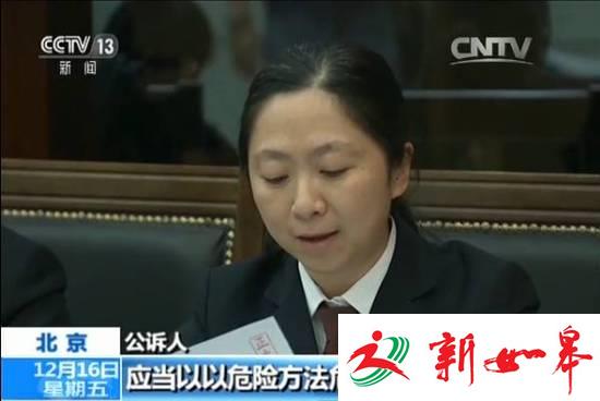 因拒交19.5元停车费 男子开车顶人闹市狂奔