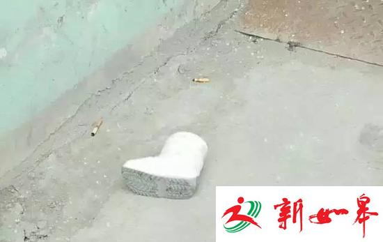 一只小白鞋遗落在现场