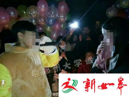 网爆郑州某校平安夜女生向女生告白成功