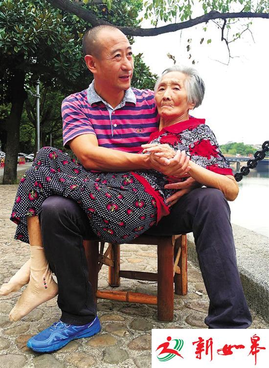 51岁儿子抱82岁母亲聊天看江景:她安心我也安心