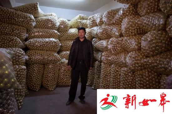 专做圣诞树装饰球的商人。