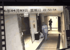 女子酒店半夜醒来 床边惊现男子说