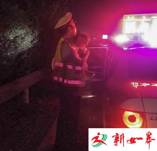 四川高速车祸一人身亡 民警抱去世妇女孩子执勤