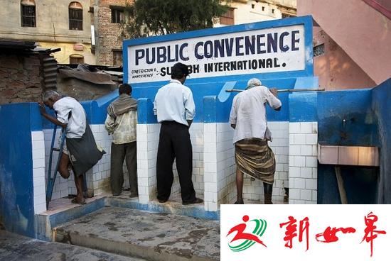 据凤凰网此前报道，在印度农村，厕所环境用脏乱差都不足以形容。草丛、树林、路旁&hellip;&hellip;凡是你能想到的地方，都成了印度人的&ldquo;厕所&rdquo;。妇女甚至只能等天黑之后再躲到树林里面去解决。而在印度孟买的贫民窟，平均每273个人共用一个公共厕所。