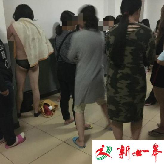 男子潜入大学女浴室偷窥被抓 头戴假发身着女衣