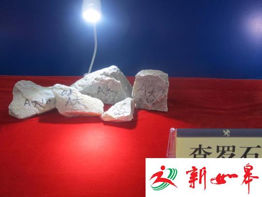 12日上午，海口海关召开新闻发布会，通报近日捣毁的4团伙走私近20亿元人民币(下同)宝石大案。图为海口海关展示查获的走私宝石原石。　付美斌 摄