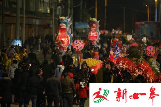图为施秉春节龙灯会精彩瞬间。　罗禹 摄