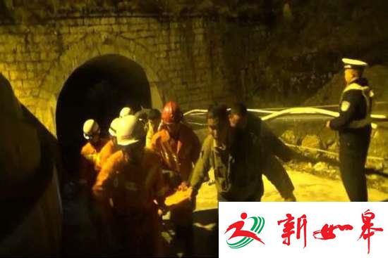 面包车坠入60米深崖 警民冬夜合力救援8名生还者