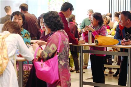 11日，在宜家徐汇店餐厅内就座的大多数是中老年顾客，隔离栏外的“站立区域”，倚着长桌闲聊的老年顾客也不少。