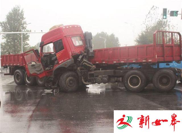 江苏高邮发生离奇车祸 大货车“自己撞自己”
