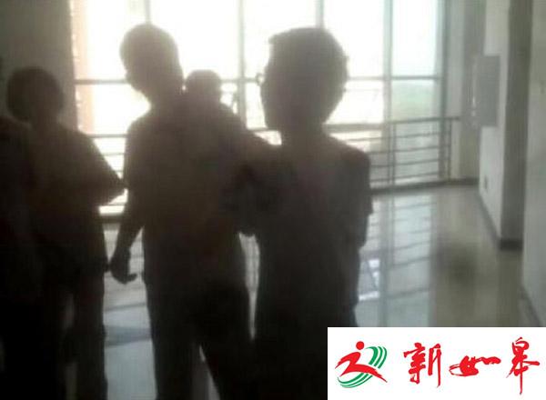 大四男生偷窥高校女厕 校方：即将毕业压力大