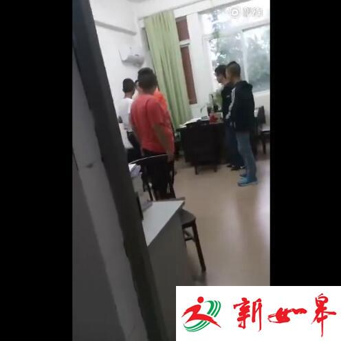 四川学生办公室内殴打老师 有学生在门口摄像