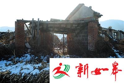 12月16日，岫岩县兴隆镇于家堡子，村里靠近河道的这一院子瓦房还保留着被洪灾损毁后的样子。新京报记者 吴江 摄