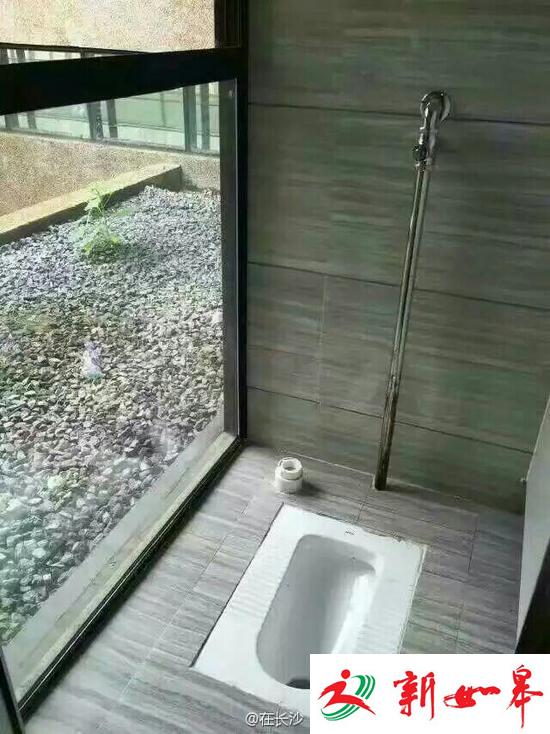 网曝湖南一高校卫生间是玻璃墙 网友：静观其便