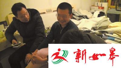 民警在嫌疑人孙某（中）家中将其抓获，孙某向民警供述其通过境外隐秘网站和QQ群传播淫秽信息的过程。