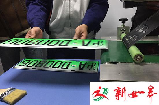 上海首块新能源车牌:绿色6位数 由特斯拉车主获得