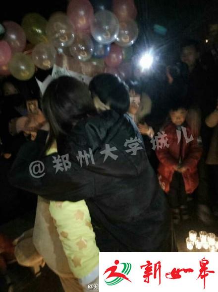 网爆郑州某校平安夜女生向女生告白成功