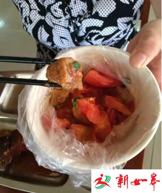 中学食堂推&ldquo;西红柿炒月饼&rdquo; 180份5分钟被抢光