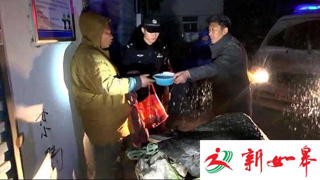 聋哑男子大雪纷飞夜席地而睡 市民给其送饭并报警