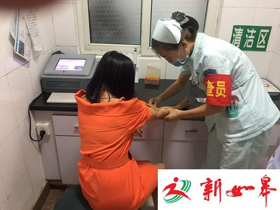 女子醉驾遇交警 取证时摆剪刀手要求拍漂亮点