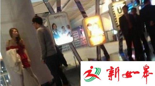 情侣地铁闹分手 女子当众脱内衣让男友戴上