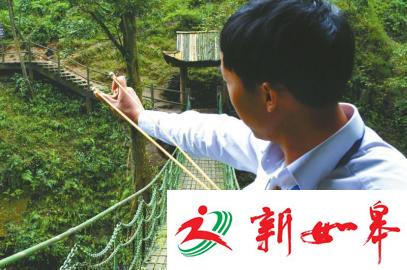 &ldquo;猴倌&rdquo; 人手一把弹弓站桥头 用心管猴小心迎客