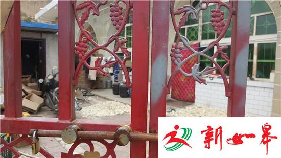 黑延平的家大门紧锁。11月16日晚他持刀捅杀曹兴海等9人后，他的妻儿家人连夜离开了村里的家。