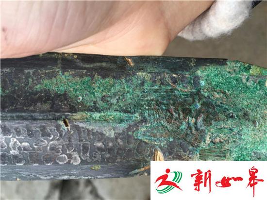 重庆村民拆老房子发现大宝剑 专家:系战国柳叶剑