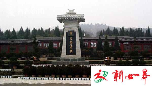 看看新闻Knews记者看到，不大的广场上停了三辆旅游大巴，还有八辆私家车，司机说，这些私家车都是&ldquo;摆渡车&rdquo;，来为迷途的游客&ldquo;导航&rdquo;的。