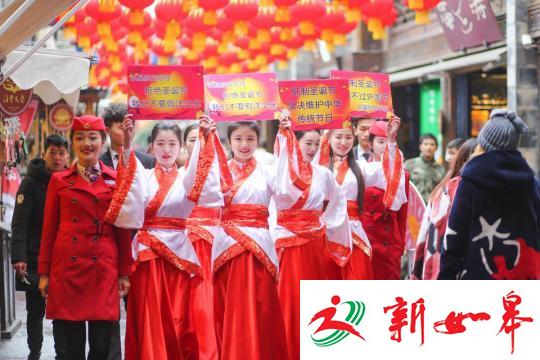 学生着汉服呼吁维护中华传统节日　刀剑　摄