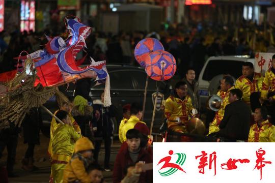 图为施秉春节龙灯会精彩瞬间。　罗禹 摄