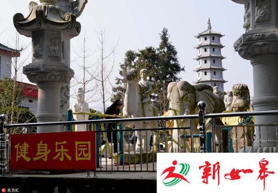 湘潭人大代表李福坤活人墓今天下午雇吊机自拆