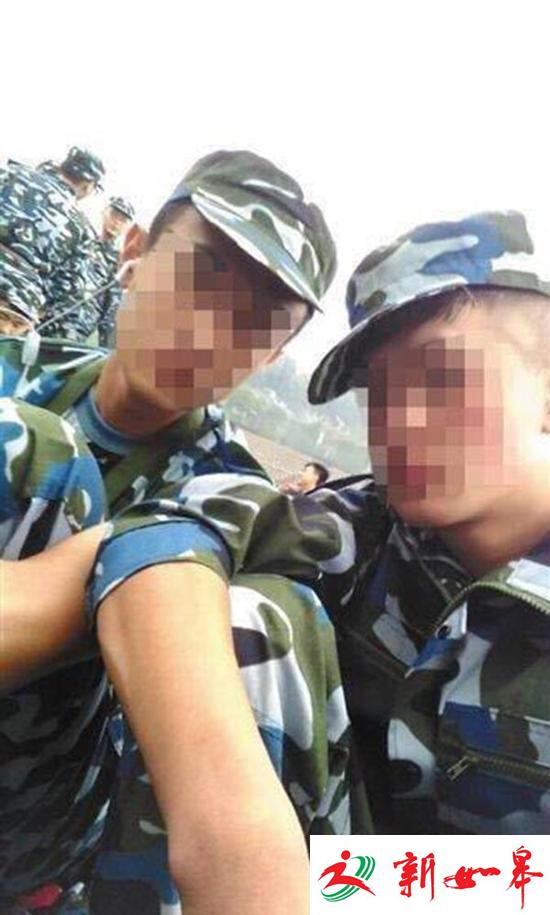 芦海清生前与室友滕某合照。