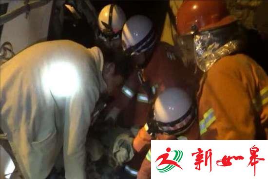 面包车坠入60米深崖 警民冬夜合力救援8名生还者