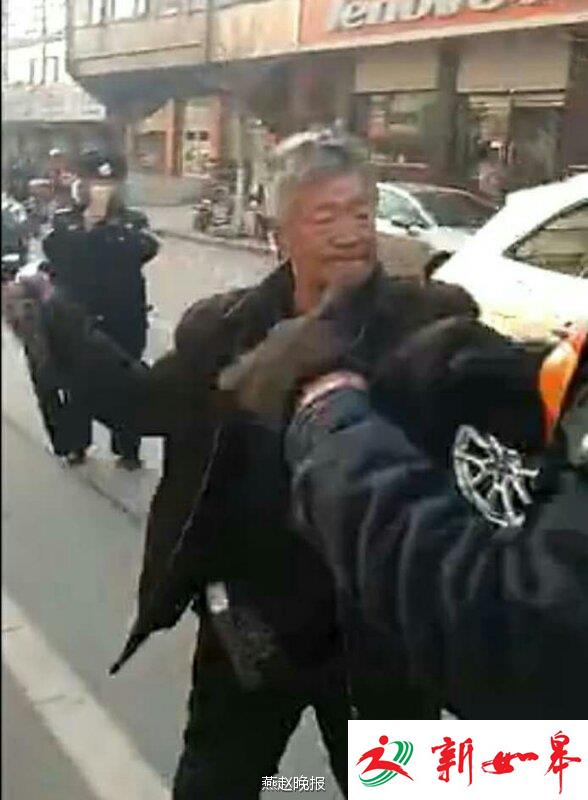 该老人手持皮带抽打城管队员
