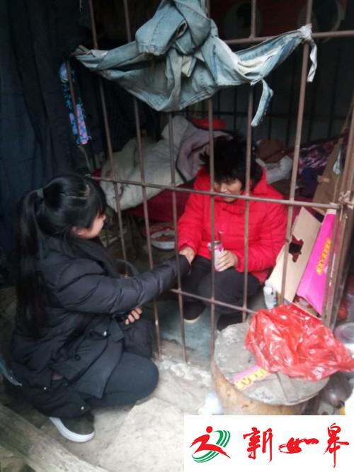 贵州镇远一女子被关铁笼10年