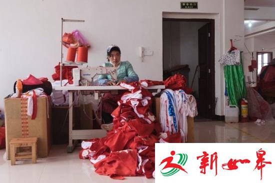 圣诞前夕，每天约有1000个装满圣诞用品的集装箱从这里发往海外。