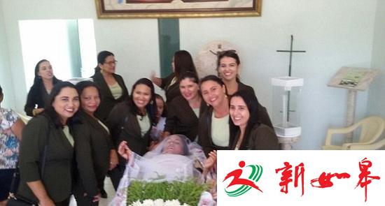 巴西女子办生前丧礼 躺在棺材听亲友致悼词