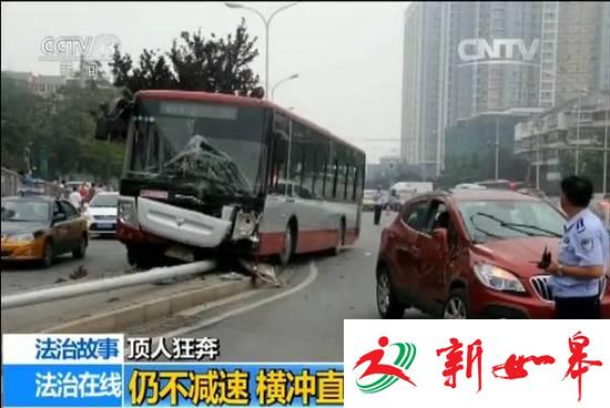 因拒交19.5元停车费 男子开车顶人闹市狂奔