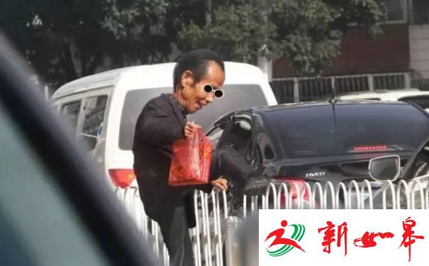 交警把违法行人做成大头表情包,画风让人笑喷!