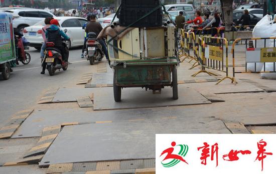 路面被装上了大大小小的减速带