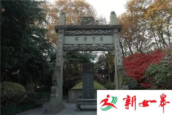 有点尴尬！两位外国游客来西湖游玩，结果把武松墓前的供桌当成了石凳……