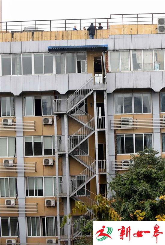 茶坊老板楼顶僵持超5小时 有人喊：&ldquo;你快跳啊&rdquo;