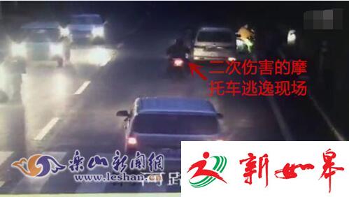 四川两摩托撞翻女子并二次碾压 数十人路过无人救