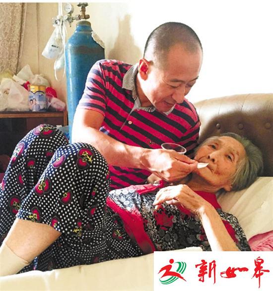 51岁儿子抱82岁母亲聊天看江景:她安心我也安心