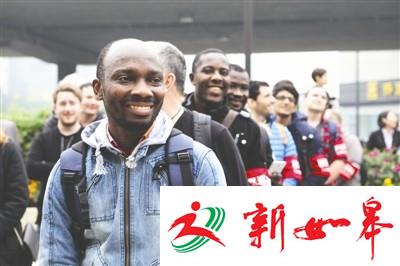 老外组队戴红袖章巡逻:8队员来自5国 每周巡逻1次