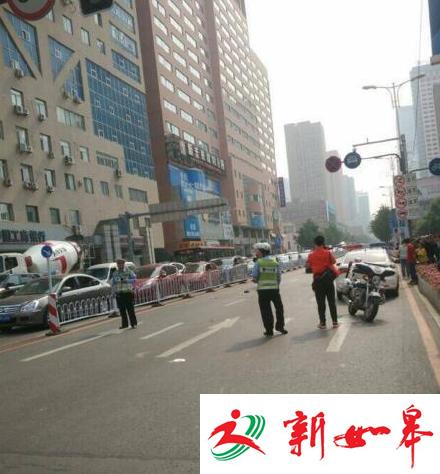 沈阳一女司机开宝马冲进人群 致2死6伤