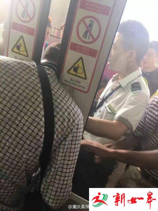 惊险！重庆一男子坐轻轨强行冲门 脖子被夹住(图)
