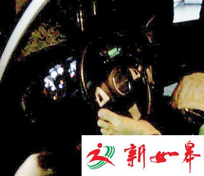  监控中驾驶员用脚掌控制方向盘