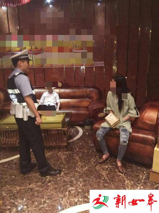 沙区110民警在事发KTV调查。（警方供图）